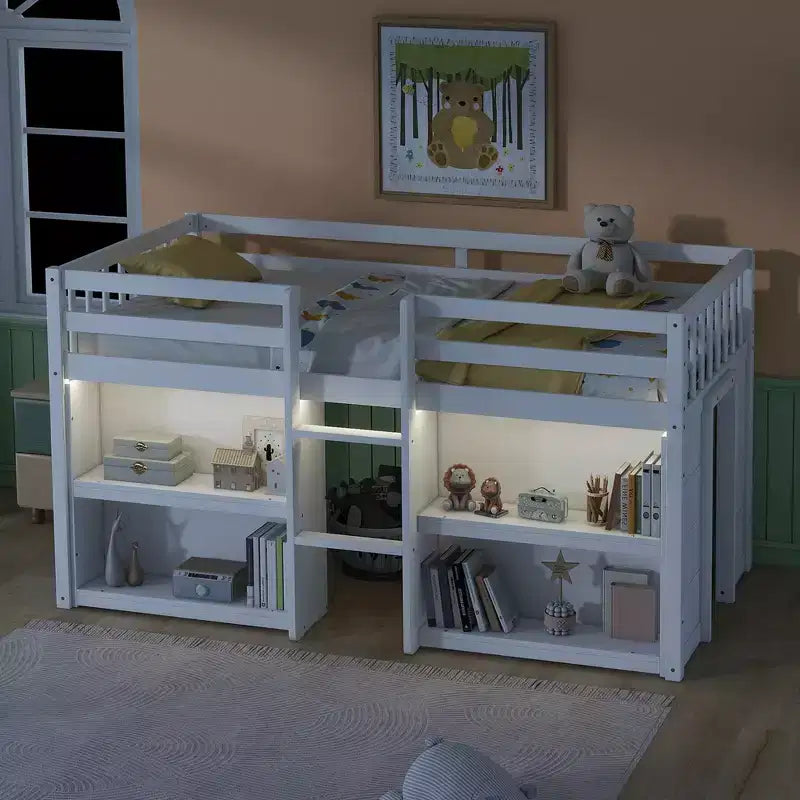 Lit mezzanine bas simple pour enfant avec étagères à deux niveaux et lumière LED