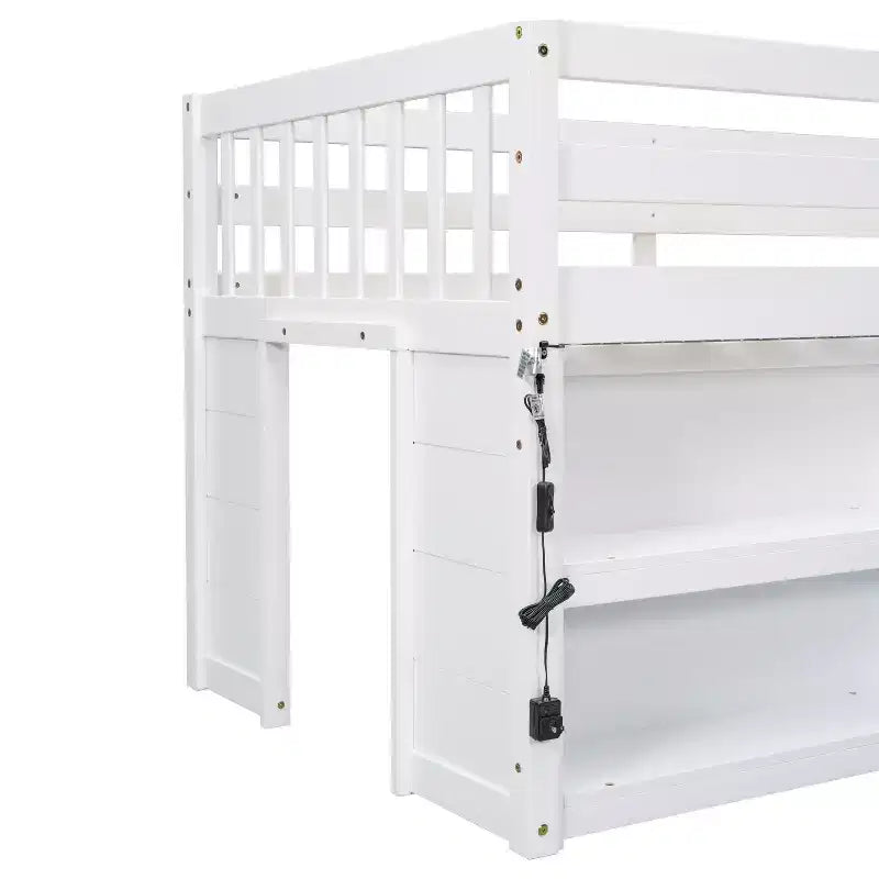Lit mezzanine bas simple pour enfant avec étagères à deux niveaux et lumière LED
