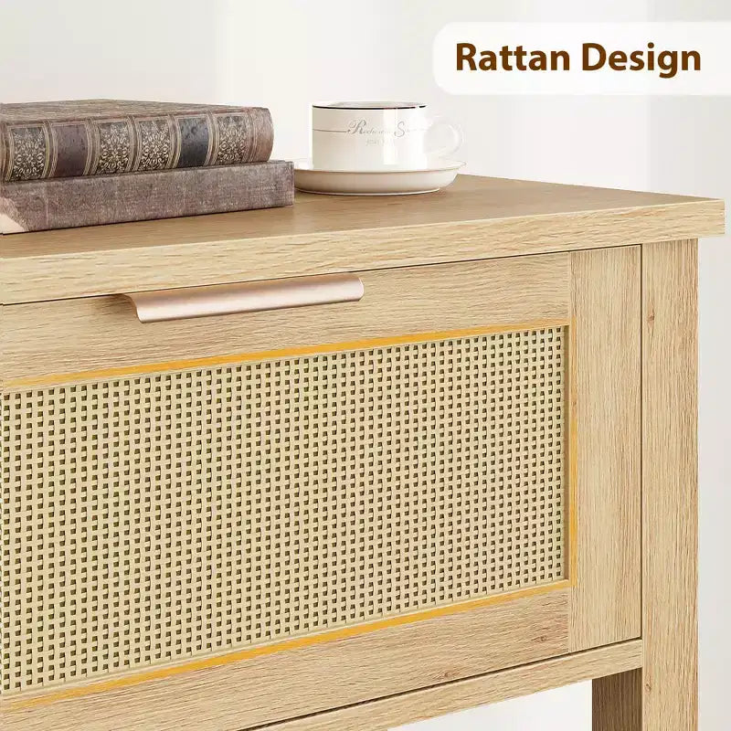 Table d'appoint bohème en rotin à deux tiroirs avec étagère de rangement en bois à double couche, meuble décoratif pour entrée/vestibule, couleur bois naturel.