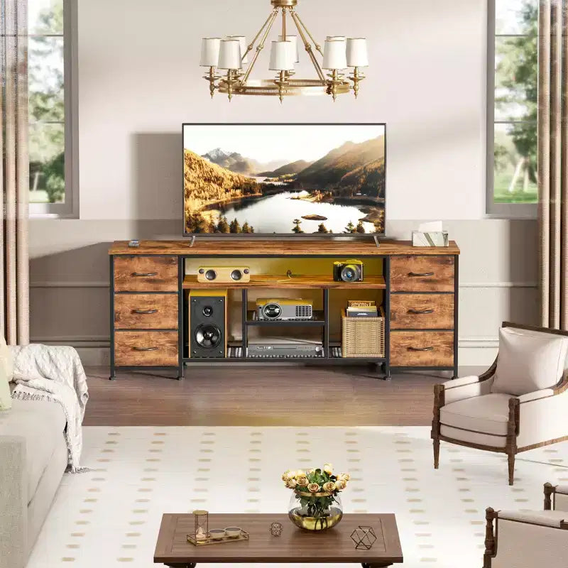 Meuble TV marron de 160 cm avec lumières LED, station de charge et 6 tiroirs en tissu